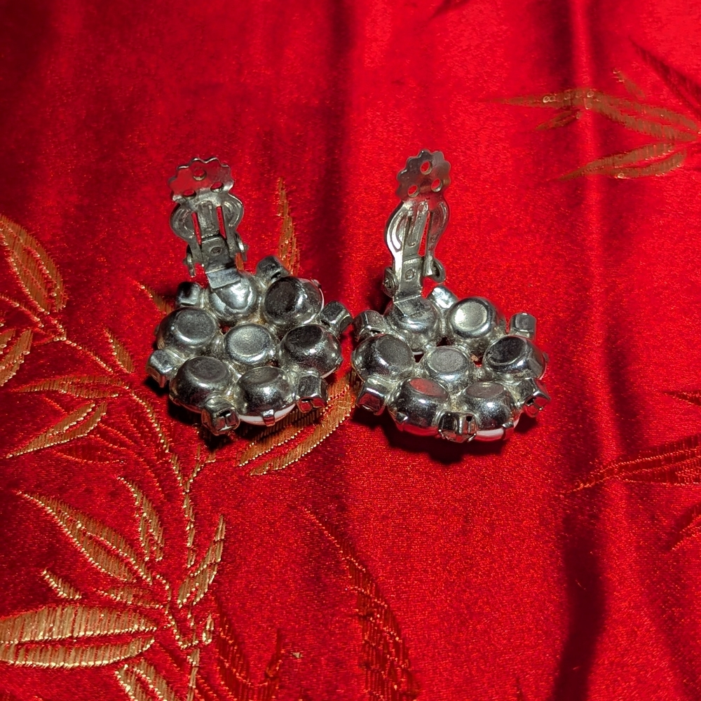 VTG Milk Glass And Rhinestone Clip on Earrings - Picture 4 of 7